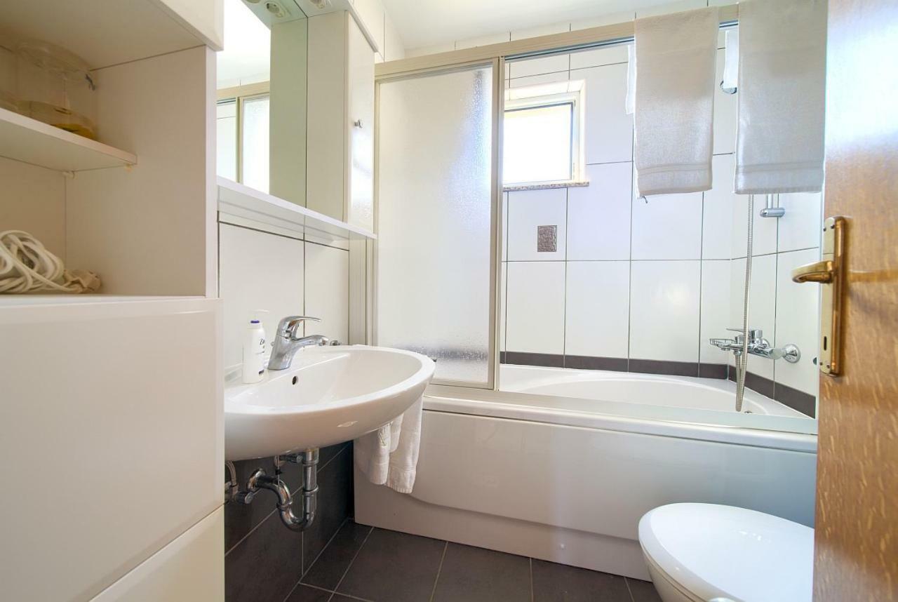 Apartman Adria Malinska Buitenkant foto